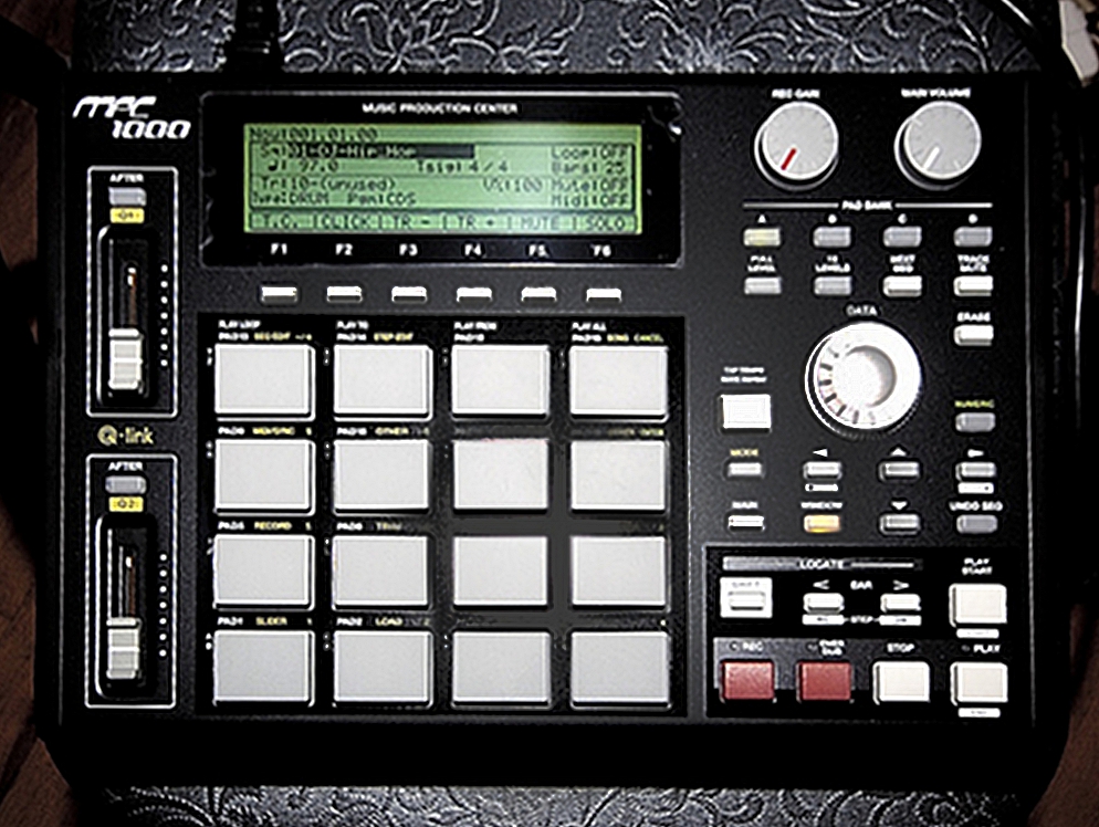 Akai MPC1000BK | Synthpedia